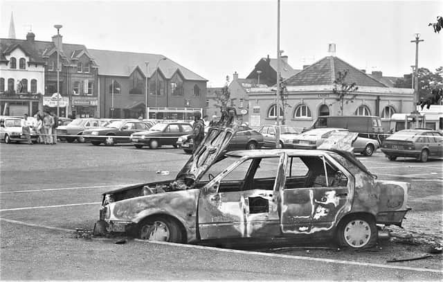 Pacemaker Belfast Archive
Soldier guard forensic experts at the pizza resturantin Warrenpoint. Six people were injured in an IRA mortar bomb attack.
8-9-1991
734-91-BWC