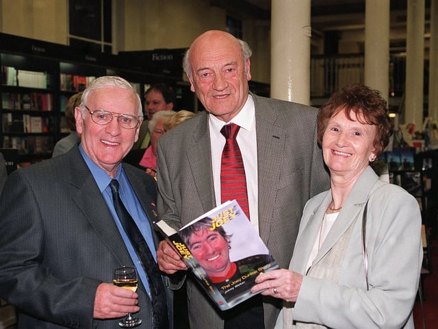 PACEMAKER PRESS ARCHIVE: Author Jimmy Walker pictured with Joey Dunlop’s parents, William and May,
in Belfast, May 2001.
PICTURE BY STEPHEN DAVISON:-