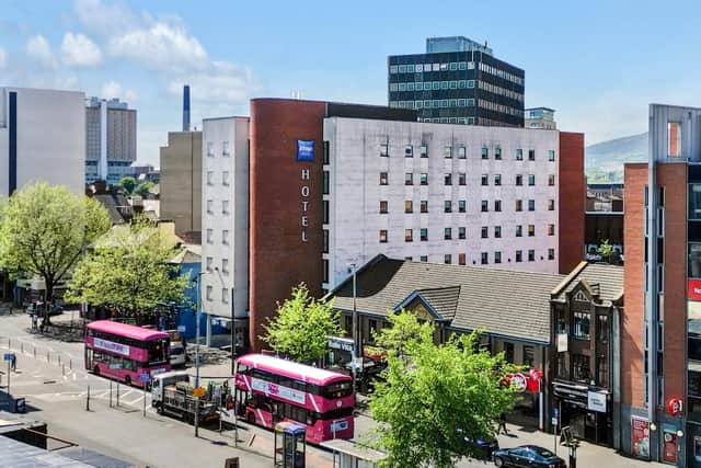 A prominent investment property on Belfast’s Dublin Road, comprising the 146 bed ETAP Hotel, has been sold by CBRE Northern Ireland together with CBRE Hotels Dublin to Belfast’s largest hotel group, Andras House for £7.35 million