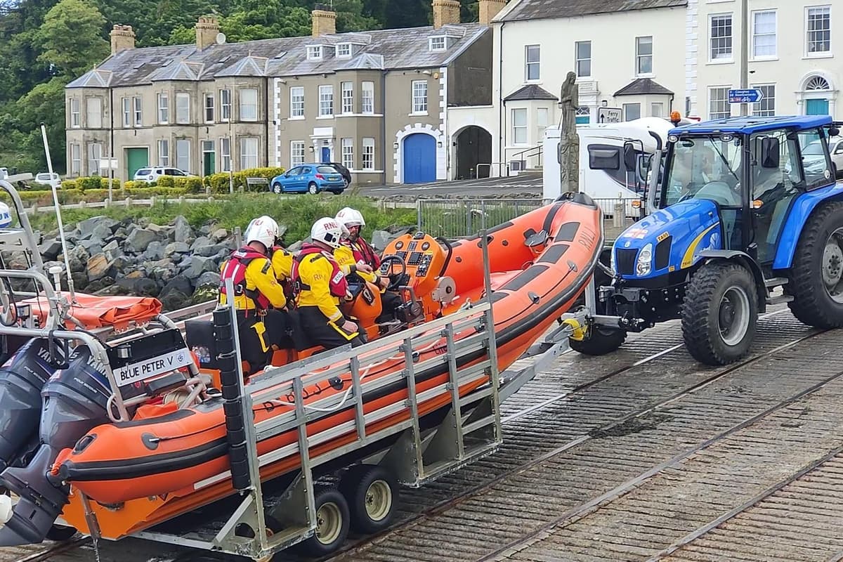 Portaferry Rovers Portaferry RNLI crew rescue 3 young adults and 2 dogs cut off by the tide