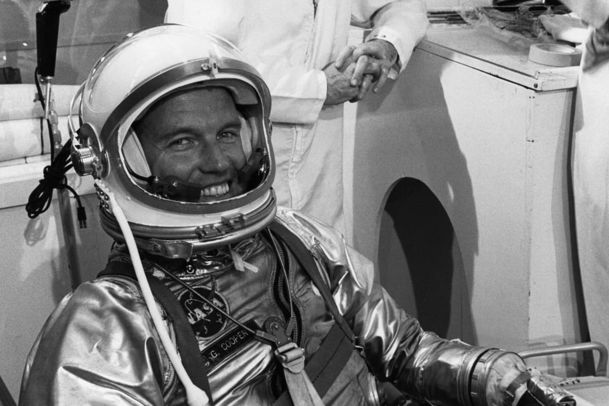 Sky-man manhandles his way back to earth (1963) da