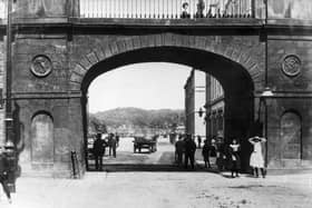 circa 1900:  Shipquay Gate in Derry City. One of the entrances to Derry through the city walls.  (Photo by Hulton Archive/Getty Images)