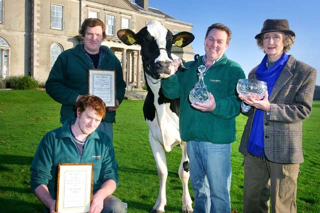 Lindy Dufferin at Clandeboye, Northern Ireland, after winning the UK Premier Herd Competition, 2007. The champion cow is Clandeboye Gibson Jingle. She is with John Robertson (left, standing), Scott Robertson (kneeling) and Mark Logan (right). Photography by Brian Morrison