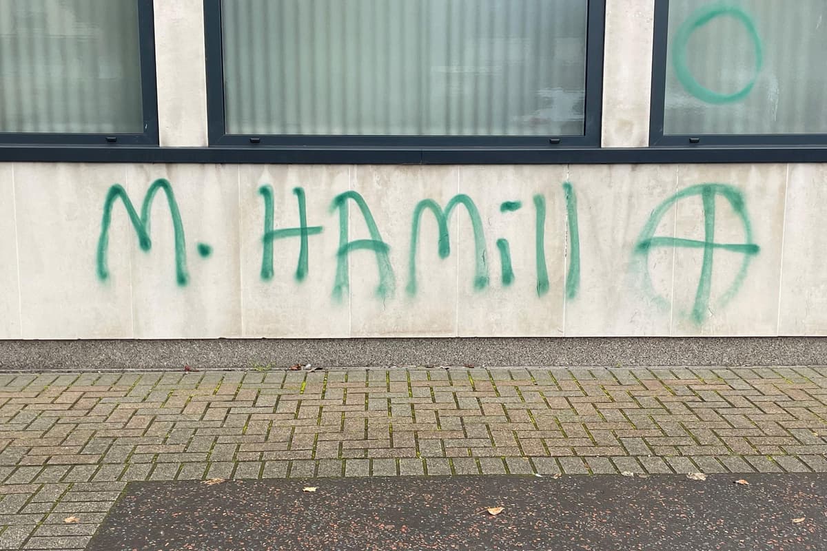 Graffiti appearing to threaten a judge has appeared on a court building in Northern Ireland.