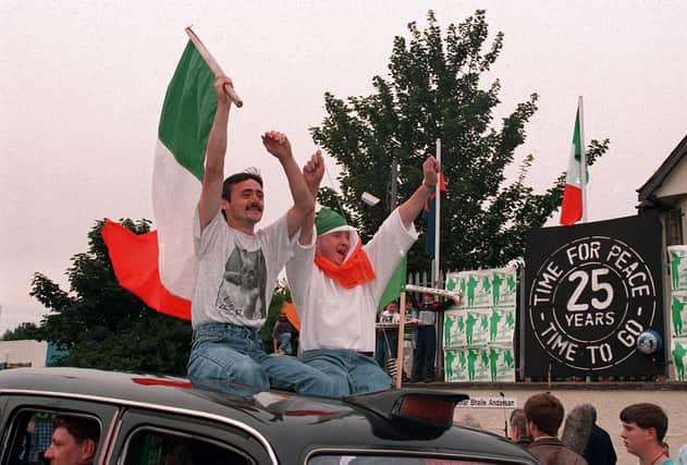 PACEMAKER BELFAST. Celebrations after the IRA Ceasefire . 31/8/94.