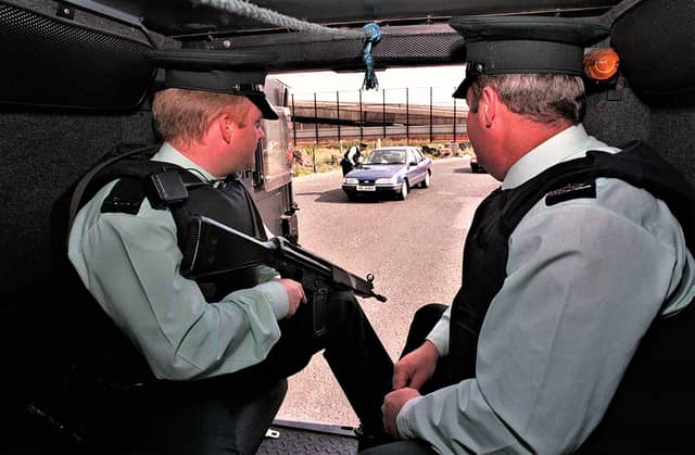 PACEMAKER, BELFAST, 8/9/99: RUC patrol in Belfast.
PICTURE BY STEPHEN DAVISON