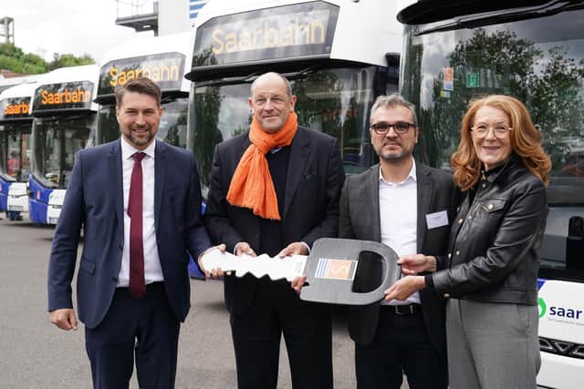 Wrightbus has delivered five new hydrogen vehicles to German operator Saarbahn as it continues with its European expansion. Pictured is Erhan Eren, Wrightbus managing director Europe officially handed over the key to Lord Mayor Uwe Conradt, Minister Petra Berg and Saarbahn managing director Karsten Nagel. Image: © Saarbahn/Andreas Schlichter