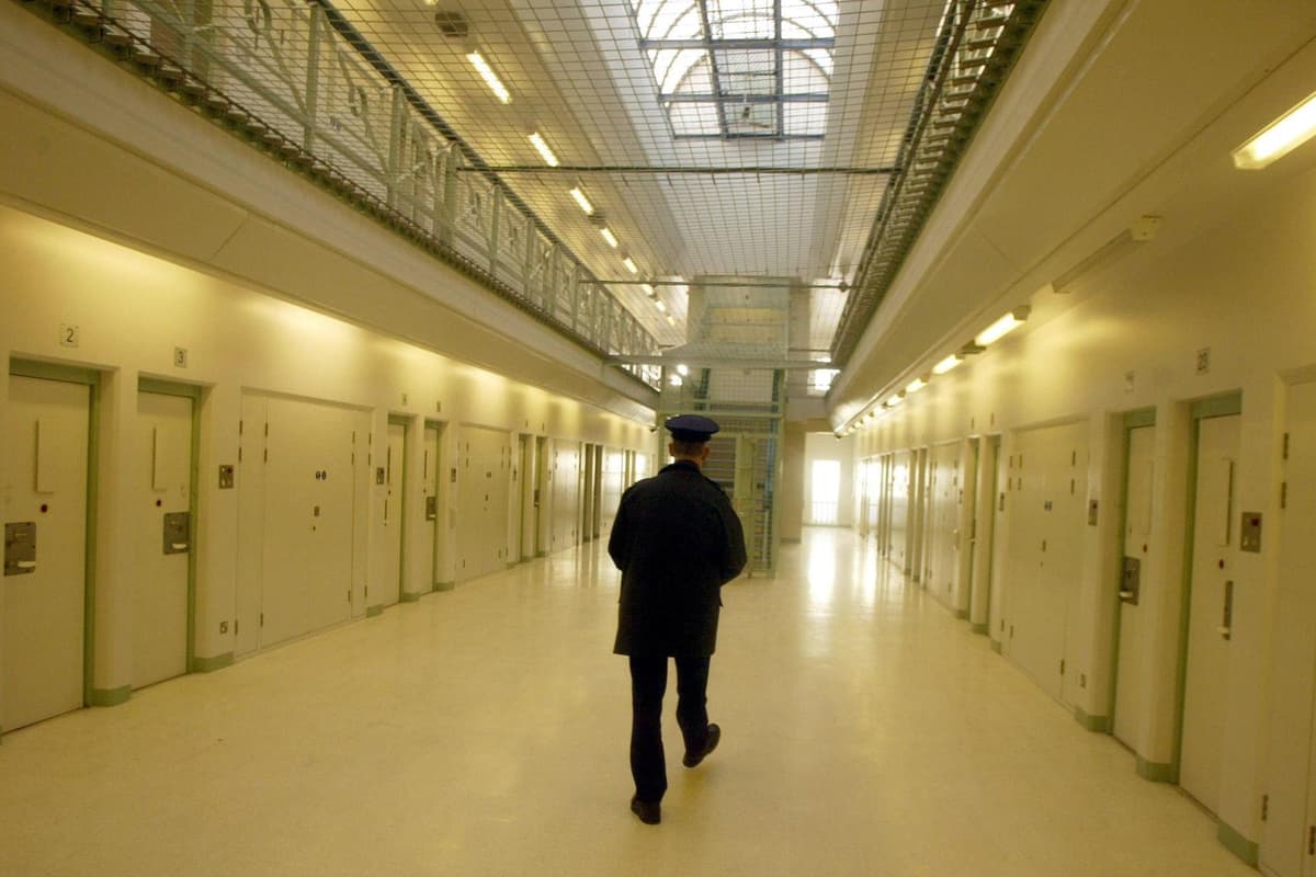 Sinn Fein under fire on prison staff snub