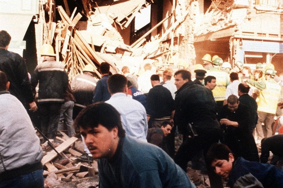 Man who dug bodies out of rubble of Shankill bomb says that IRA chants at Feile trigger smell of blood and burnt flesh