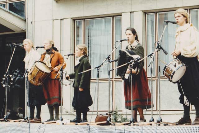 Kelly Family quintet busking (Kathy second from right) 1989