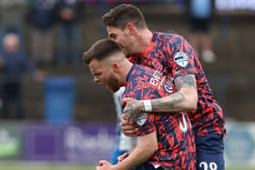 Niall Quinn (left) celebrates his match winning contribution with Linfield team-mate Kyle Lafferty.
   
  



Photo Desmond  Loughery/Pacemaker Press
