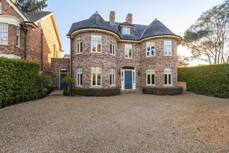 Arundel House, 16A Old Cultra Road,
Holywood, BT18 0AE

6 Bed Detached House

Offers around £1,845,000