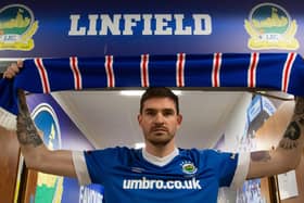 Northern Ireland international Kyle Lafferty has signed for Linfield until the end of the season