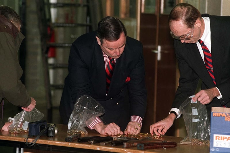 PACEMAKER BELFAST 18/12/98 General John de Chastelain (centre) along with other members of the decommissioning body examine the weapons and amunition handed in by the LVF this morning in Belfast.
PICTURE BY PAUL FAITH/PACEMAKER PRESS