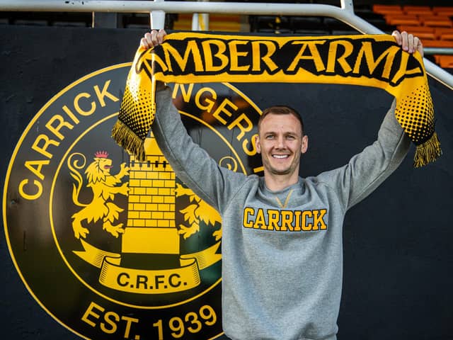 Seanan Clucas has signed for Carrick Rangers on a three-year deal after his release from Glentoran
