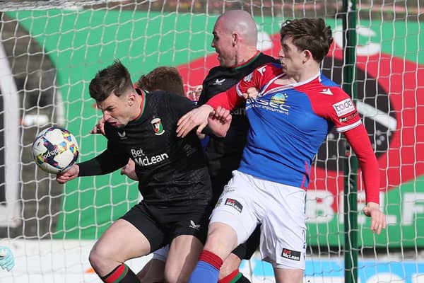 Daniel Finlayson (right) up against, from left, Glentoran's David Fisher and Luke McCullough in the scoreless draw for Linfield. (Photo by David Maginnis/Pacemaker Press)