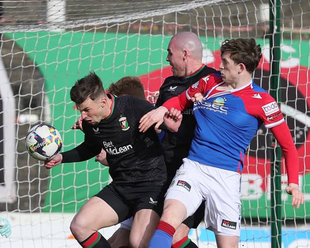 Daniel Finlayson (right) up against, from left, Glentoran's David Fisher and Luke McCullough in the scoreless draw for Linfield. (Photo by David Maginnis/Pacemaker Press)