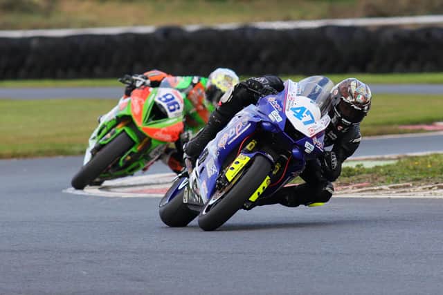 Richard Cooper (BPE by Russell Racing Yamaha) leads Tom Booth-Amos (Gearlink Kawasaki) in the opening Supersport race at the Sunflower Trophy meeting