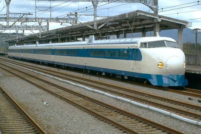 The original Japanese bullet train of 1964 travelled at between 120 and 130mph (image here adapted from original by ナダテ)