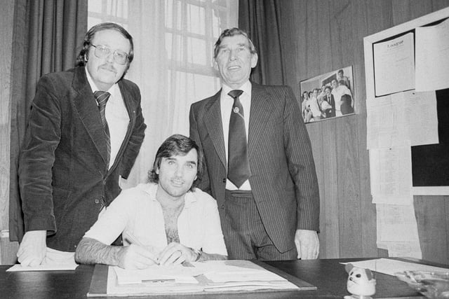 Northern Irish soccer player George Best with Hibernian FC manager Eddie Turnbull (1923 - 2011) and George Royce, following his signing with the team, UK, 16th November 1979. (Photo by Evening Standard/Hulton Archive/Getty Images)