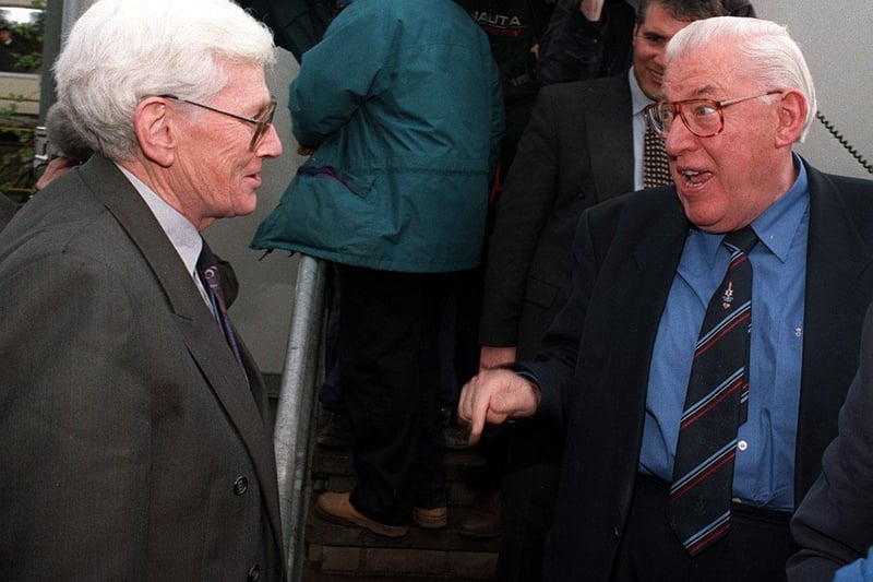 PACEMAKER BELFAST 08/04/98 DUP leader Ian Paisley has a public arguement with SDLP deputy leader Seamus Mallon who called Mr Paisley a squatter at the All party talks.
PICTURE BY PAUL FAITH/PACEMAKER PRESS
