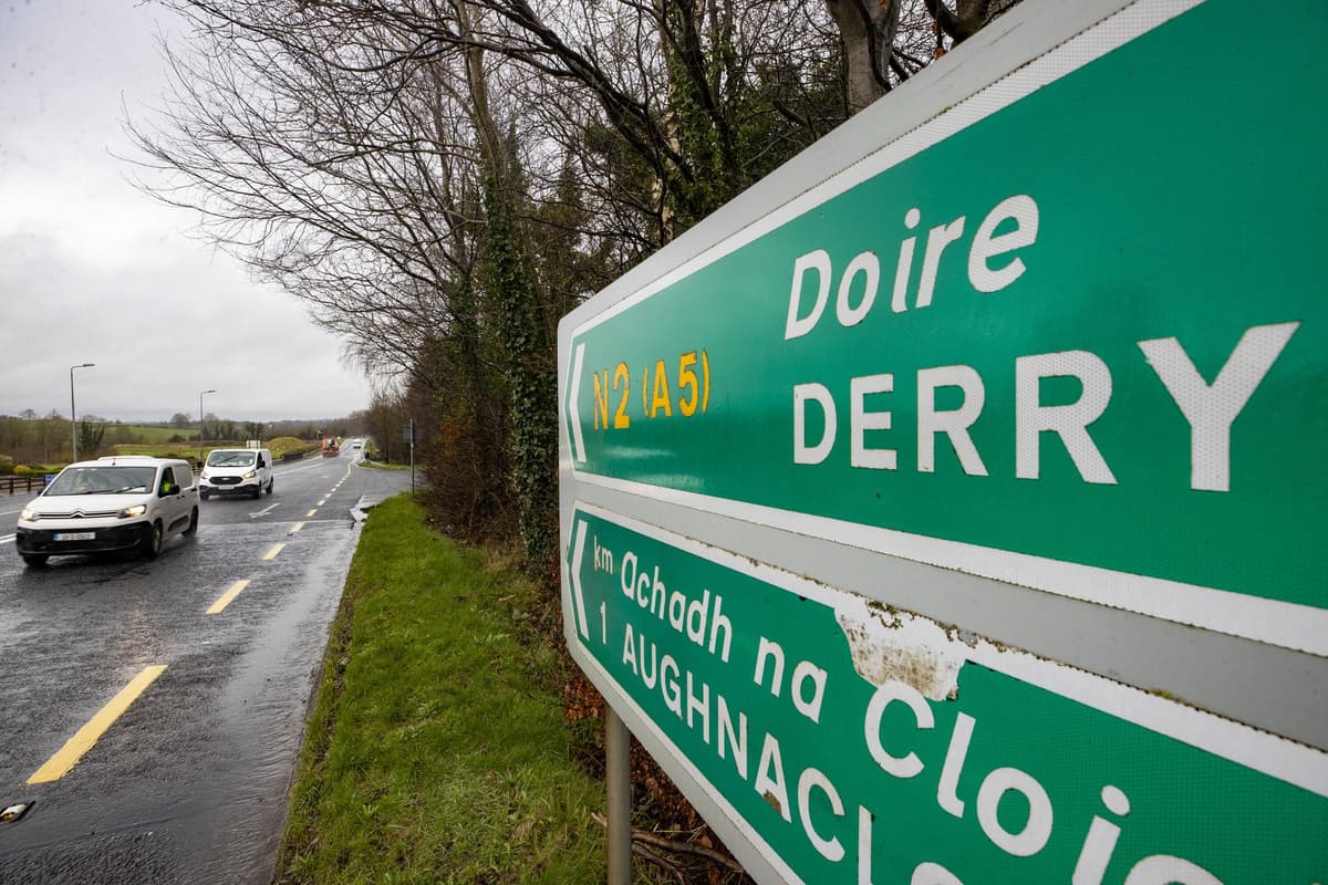 Sinn Fein minister seeks pilot of Irish language road signs in Belfast