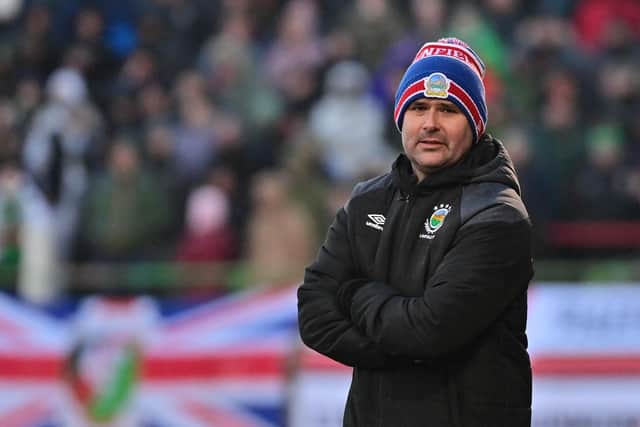 Linfield manager David Healy  has signed teenagers Rhys Annett and Ryan McKay from Dundela.