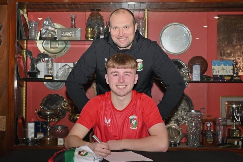 Charlie Lindsay with Glentoran manager Warren Feeney after arriving on loan from Derby County