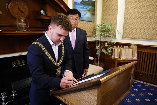 Lord Mayor councillor Ryan Murphy and vice mayor for Economic Affairs in Sejong, Seung Won Lee, sign a Memorandum of Understanding between the cities of Belfast and Sejong to promote cooperation and support of business growth, academic collaboration and knowledge exchange. Both cities are participants in the Connected Places Catapult UK-Republic of Korea Innovation Twins Programme, which is supported by UK’s Department for Science, Innovation and Technology (DSIT), specifically by the International Science Partnerships Fund (ISPF)