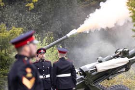 The 206 (Ulster) Battery Royal Artillery accompanied by members of the Royal Air Force fired a 21 gun salute on the occasion of His Royal Highness (HRH), King Charles the 3rd’s first year as Monarch. The gun salute took place in the gardens of Hillsborough Castle, County Antrim, Northern Ireland. The salute was received by the Lord Lieutenant of Londonderry Mrs. Alison Millar. She later congratulated the battery group on their excellence.