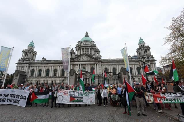 Pacemaker Press 08-10-2023: A Palestinian rally was held in at City Hall on sunday in Belfast.
Picture By:Pacemaker Press.