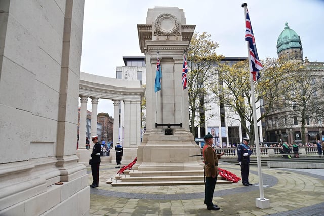 Up to 2,000 people gathered at Belfast City Hall on Sunday as the city joined the rest of the UK in marking Remembrance Day.
The main ceremony in the city took place at the Garden of Remembrance close to the Cenotaph. People joined in the nationwide two-minute silence which was held at 11am.  Representatives from all the main churches were also in attendance, with prayers offered up by the Presbyterian Church Moderator Dr John Kirkpatrick.
Picture By: Arthur Allison/Pacemaker Press.