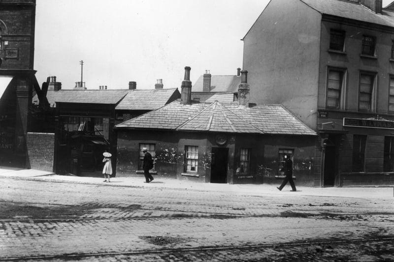 circa 1900:  The Old Toll House at Malone Road, Belfast.  (Photo by Alex M. Hogg/Hulton Archive/Getty Images)