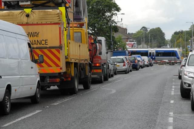 Traffic queues at a level crossing on William Street, Lurgan. INLM2211-142gc