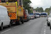 Traffic queues at a level crossing on William Street, Lurgan. INLM2211-142gc