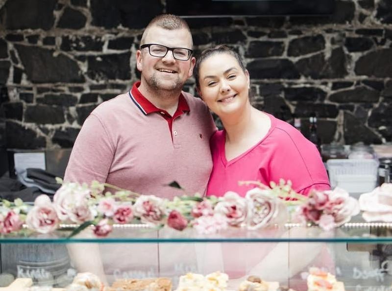 Rhiannon’s Café, located within Sitara Morgan Boutique at 10 West Street is the first coffee shop venture by Gordon and Rhiannon Woolsey, the couple behind the popular Rhiannon’s Cakes and Bakes brand