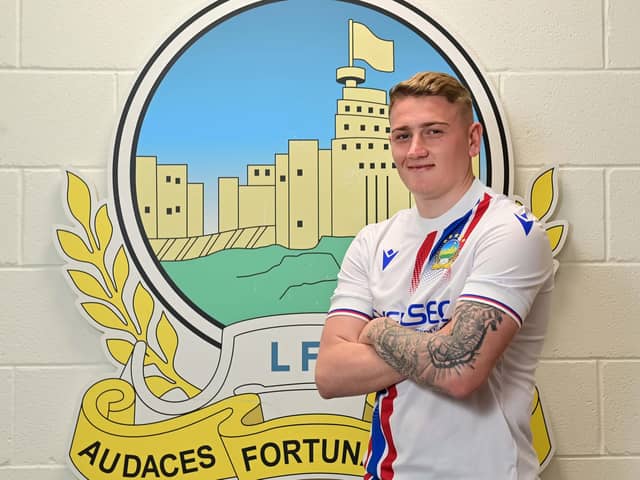 Linfield have completed the signing of Scottish striker John Robertson on a two-year deal