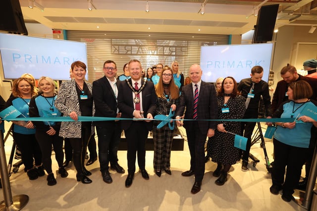 Primark’s Northern Ireland area manager Jacqui Byers, head of sales ROI & NI Damien O’Neill, Lord Mayor of Armagh City, Banbridge & Craigavon Borough Council Cllr Paul Greenfield, Primark Craigavon store manager Cherie McCord and Martin Walsh, Rushmere centre manager