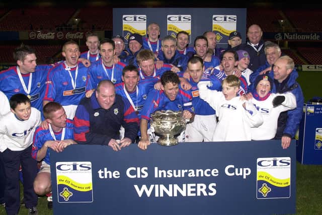 League Cup glory in 2001 at Linfield provided Andy Hunter (back row, centre) with a first senior medal of his career. (Photo by Pacemaker)