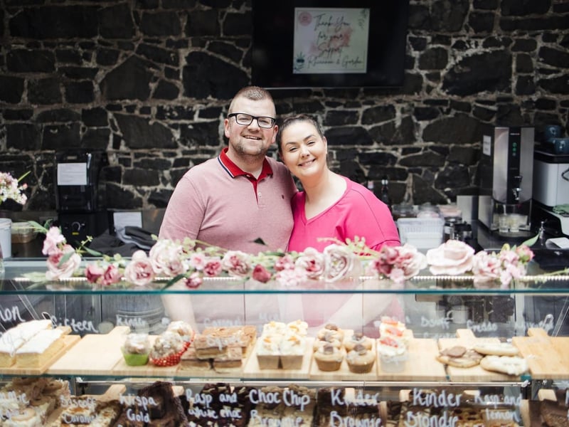 Rhiannon’s Café, located within Sitara Morgan Boutique at 10 West Street is the first coffee shop venture by Gordon and Rhiannon Woolsey, the couple behind the popular Rhiannon’s Cakes and Bakes brand
