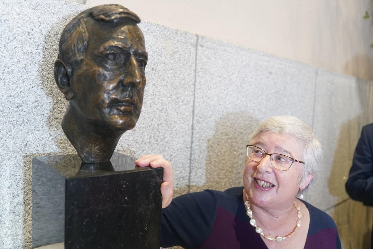 Bust of 'great Ulsterman and peacemaker' Lord Trimble unveiled at Leinster House in Dublin