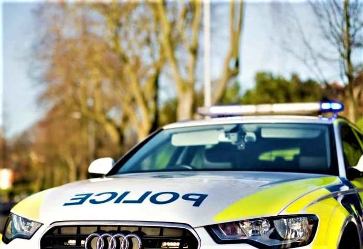 Intruder enters woman's bedroom and threatens her with a hammer in early morning burglary