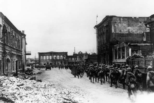 22nd January 1943:  Red Army reinforcements arrive in Stalingrad during World War II to recapture the city from the German 6th Army.  (Photo by Keystone/Getty Images)