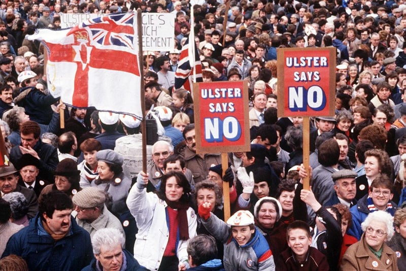 PACEMAKER BELFAST 19/06/98 Massive loyalist rally at Belfast city hall against the Anglo Irish Agreement in 1986