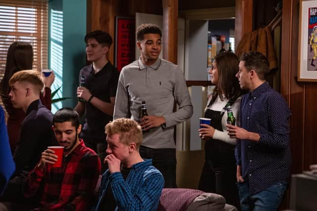 Billy [JAY KONTZE] and Ellis Grant [ASAN NJIE] once again are at loggerheads but this time over Tracy when one of them kisses her.