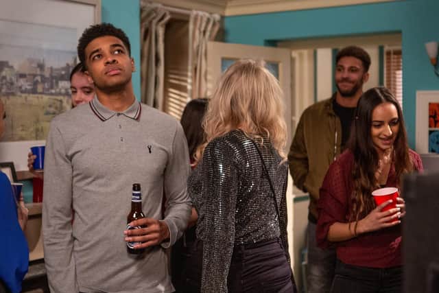 Billy [JAY KONTZE] and Ellis Grant [ASAN NJIE] once again are at loggerheads but this time over Tracy when one of them kisses her.