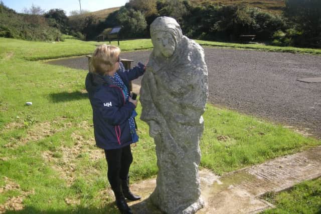 Tourist on Windyhill Road (formerly the Murder Hole Road) at the statue of Cushy Glen