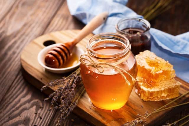 Liquid honey and honeycomb