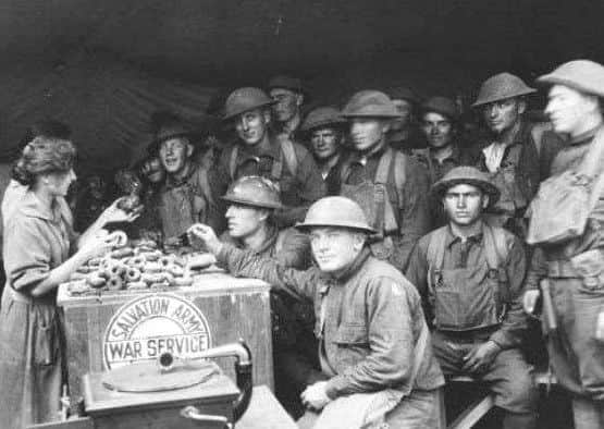 Doughnut Dollies serving First World War soldiers.