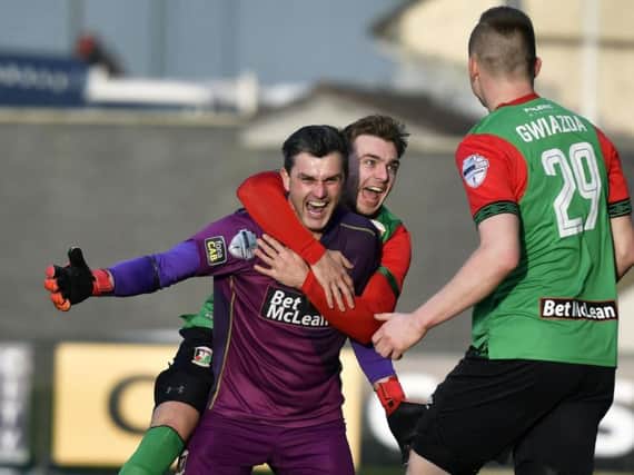 Glentoran keeper Elliott Morris is mobbed by his team-mates after his goal against Institute at the Brandywell. DER0319-106KM